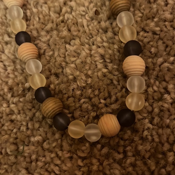 A necklace - Picture 2 of 2